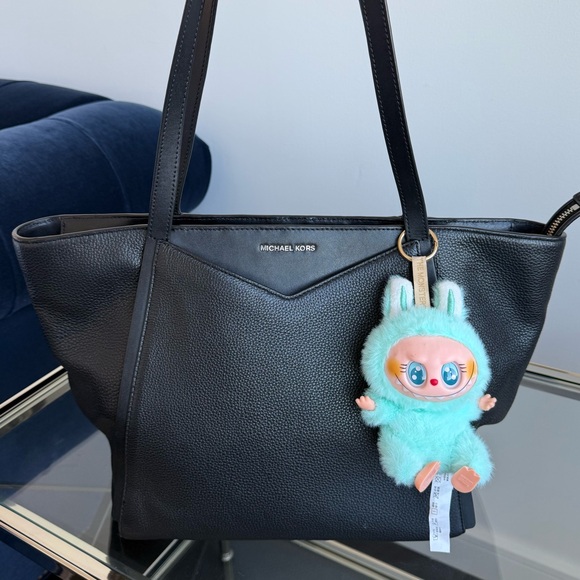 Michael Kors Leather Tote. - Picture 1 of 12